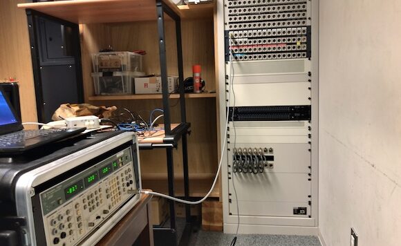 音響設備の測定作業